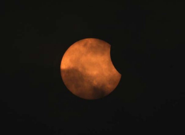 Eclipse solaire partielle vue le 15 janvier 2010 à Singapour. 
