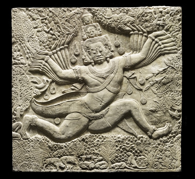 Plâtre du temple d'Angkor Wat représentant Ravana secouant le mont Kailasa. ©Musée Guimet