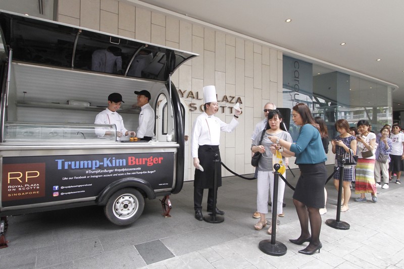 Une longue file d'attente se forme devant le Royal Plaza on Scotts pour goûter le mini Trump-Kim burger. ©Royal Plaza on Scotts